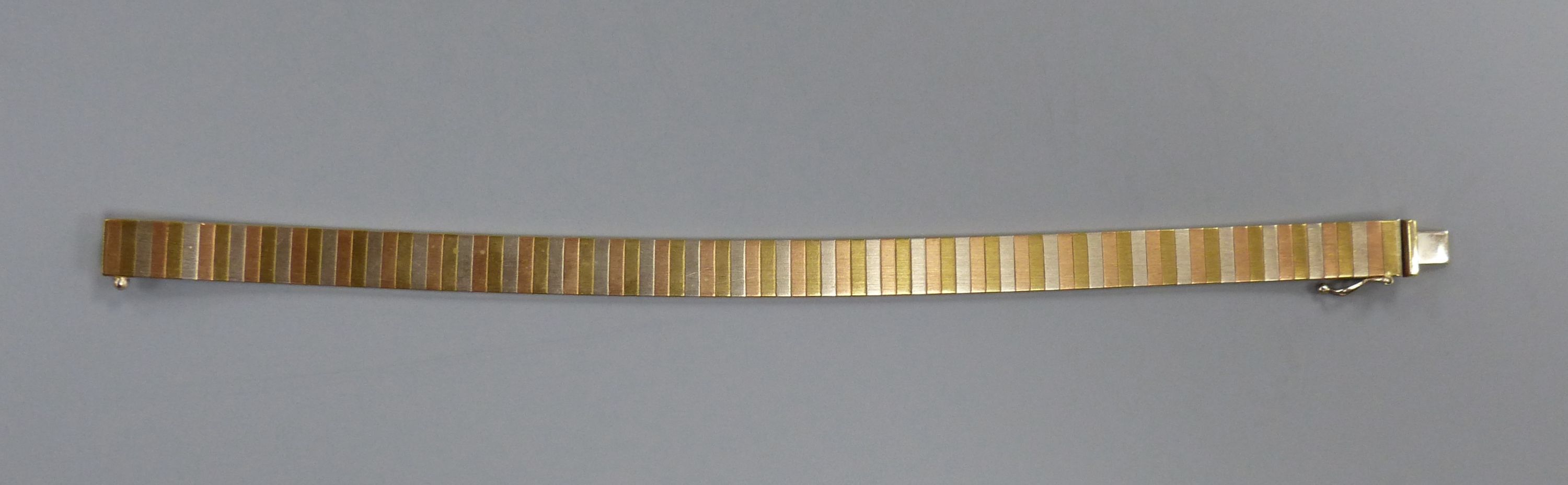 A modern three colour 9kt bracelet, 18cm,